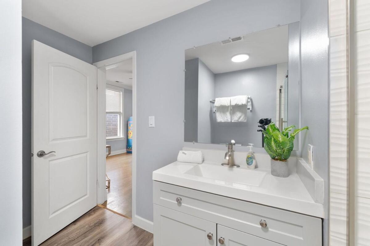 Stylish 2Br Urban Retreat In River West Чикаго Екстериор снимка