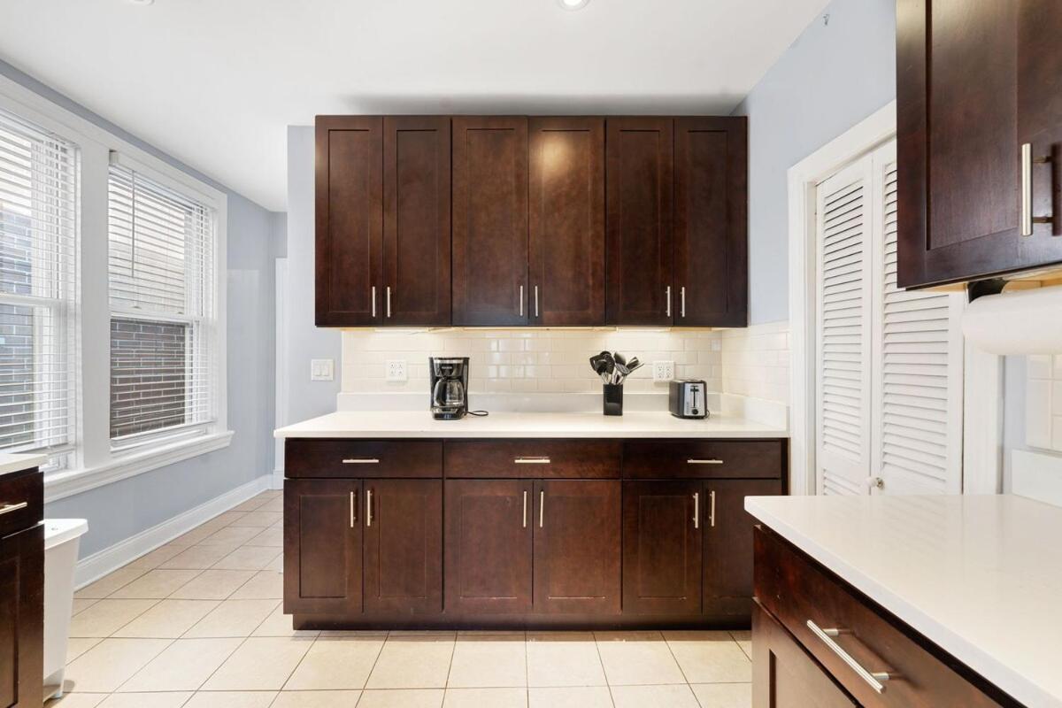Stylish 2Br Urban Retreat In River West Чикаго Екстериор снимка