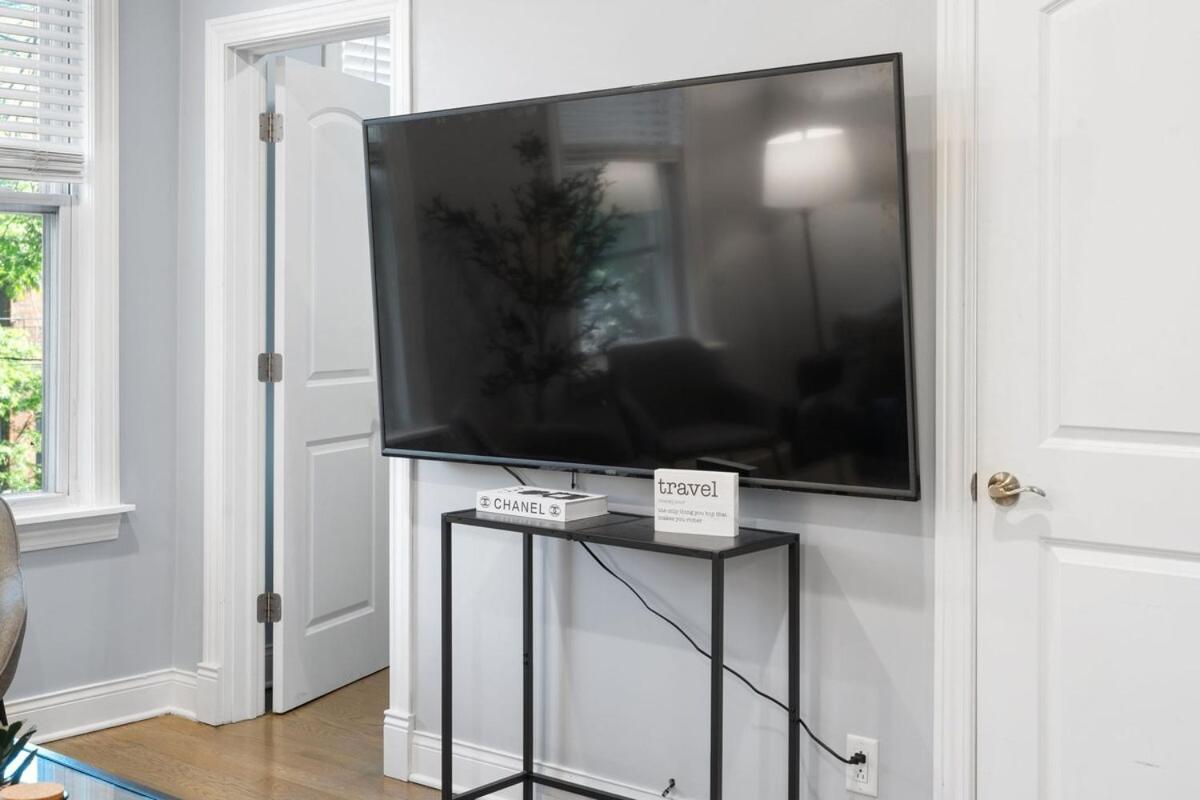 Stylish 2Br Urban Retreat In River West Чикаго Екстериор снимка