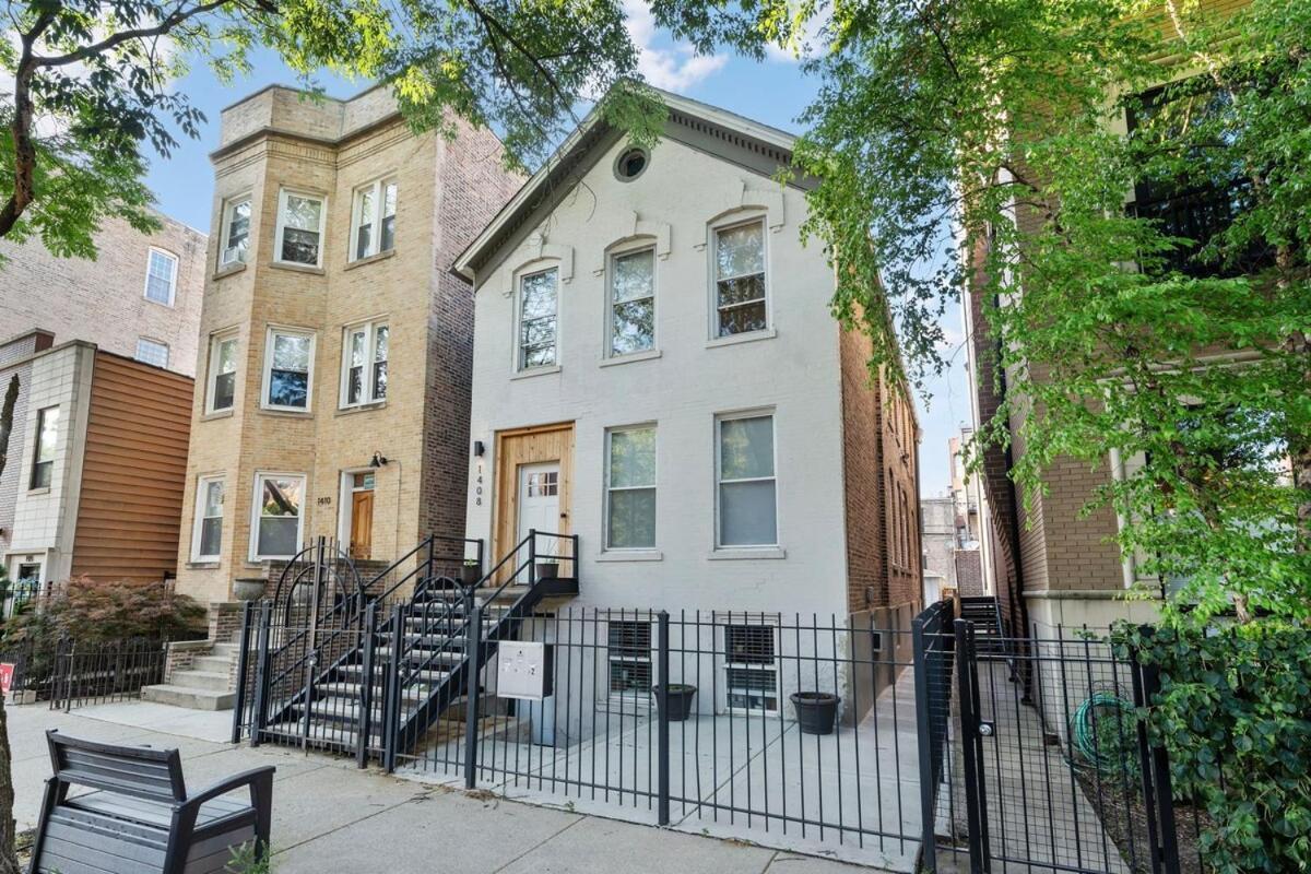 Stylish 2Br Urban Retreat In River West Чикаго Екстериор снимка